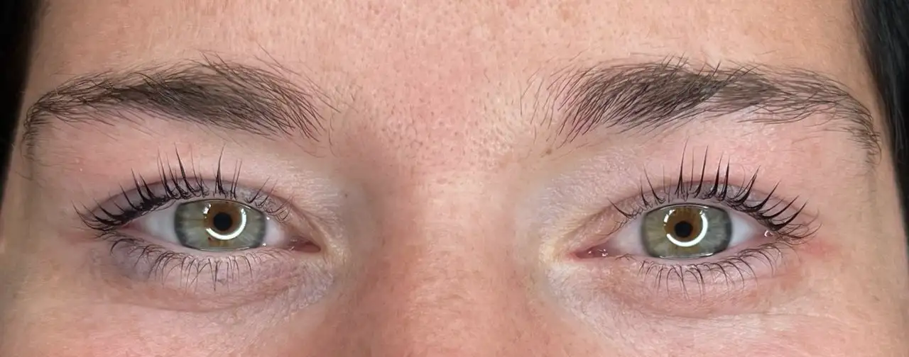 Nahaufnahme von Augen mit natürlichen Augenbrauen und geschwungenen Wimpern